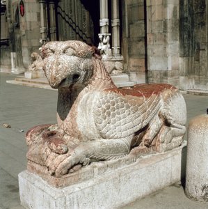 Griffin liggande på en sockel, mitten av 1200-talet av Italian School