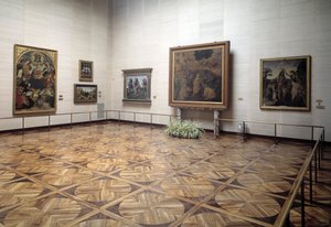 Museets sal som presenterar The Adoration of the Magi av Vinci, Kristi dop av Verrocchio och Vinci, den heliga treenigheten med jungfru och helgon av Signorelli av Italian School