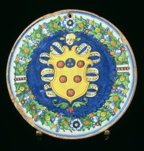 Maiolica-tallrik med Medicis vapen med en bård av lövverk och frukt, italiensk, 1500-tal av Italian School