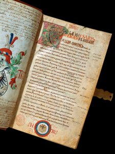 Manuskript "" De Bello Gallico, kommentarer om gallernas krig"" av Jules Cesar (Giulio Cesare eller Caius Julius Caesar) (100-44 f.Kr.) (fr. 541) Blazon av humanisten Niccolo Tranchedini, ägaren till manuskriptet. 1300-talets Biblioteca Riccardiana Neapel av Italian School