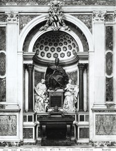 Monument till påven Clemens XII (1652-1740) med porfyrurna och kolonner från Pantheon, mellan Temperance (L.) och Prudence (R.) i Corsini Chapel (brons, marmor, porfyr) (s/v foto) av Italian School