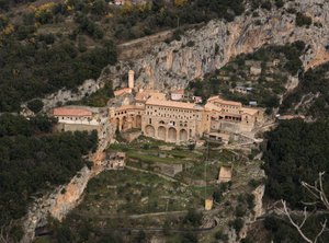 Översikt över klostret St. Benedetto (Sacro Speco) byggt från 1100-talet, Subiaco (Rom), Italien av Italian School