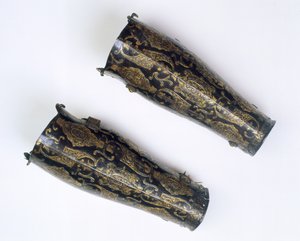 Ett par benskydd från ärkehertig Albrechts (1559-1621) vapenhus, guvernör i Nederländerna, ca 1598 (järn med silver och guld)
