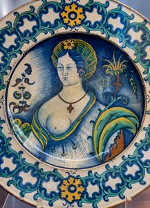 Tallrik dekorerad av en vacker kvinnobyst, med motiv av en törnekrona, första hälften av 1500-talet (majolica) av Italian School