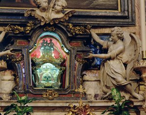 Relik av skallen av St. Aloysius Gonzaga belägen i högaltaret av Italian School