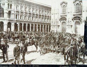 Soldater, under befäl av general Bava Beccaris, framför katedralen, under upploppen i Milano, 6-9 maj 1898 av Italian School
