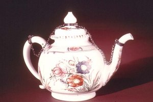 Tekanna med emaljerad blommönster, möjligen venetiansk, ca 1750 (porslin)