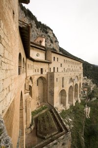 Utsikt över klostret St. Benedetto (Sacro Speco) byggt från 1100-talet, Subiaco (Rom), Italien av Italian School