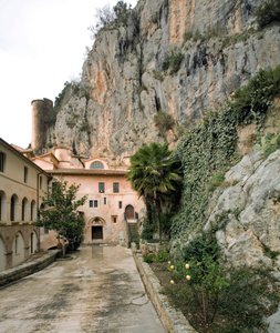 Utsikt över innergården till "Corvi" (kråkor), klostret St. Benedetto (Sacro Speco) byggt från 1100-talet, Subiaco (Rom), Italien av Italian School