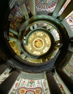 Vy över stenspiraltrappan som tittar upp mot taket, designad av Jacopo Vignola (1505-73) och hans efterföljare, 1557-83 av Italian School