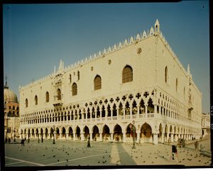 Utsikt över den västra fasaden av Palazzo Ducale, 1300-1400-talet av Italian School