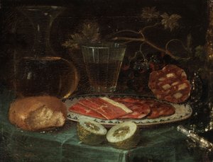 Stilleben med en bit bröd, en glaskaraff, ett vinglas, en tallrik med skink- och skinkorv, en citron och en kniv med pärlemorskaft av Italo-flämischer Maler des 17. Jahrhunderts