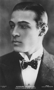 Rudolph Valentino 1895-1926, italiensk skådespelare, känd som Valentino och även en tidig pop-ic
