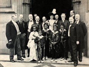 Afrikanska pygméer vid House of Commons, London, 29 juni 1905 (silvertryck av gelatin)