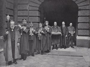 Valdag i Girdlers Hall, Kronans procession