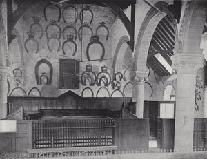 Hästskohyllningar i Oakham Castle av J. Benjamin Stone