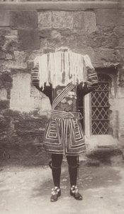 Yeoman of the Guard bär silverfatet med plånböckerna som innehåller Maundy-pengarna (svartvitt foto) av J. Benjamin Stone