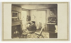 Untitled (Kvinna i husets inre) av J. C. Spooner