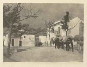 Kameraarbete: A Square - Ronda, 1914. av J. Craig Annan