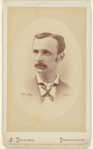 [Oidentifierad man med mustasch, tryckt i oval stil] av J. Holyland