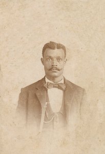 Fotografi av en man i kostym, väst och slips, 1880-talet - 1900. av J. W. Taylor