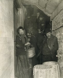Väntar på att bli släppt in på Mulberry Street Station