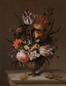 Stilleben med en vas med blommor och en död groda