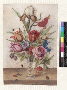Venetiansk glasbägare som innehåller tulpaner, rosor, anemoner, gentiana, fritillary, iris varigat, lilium chalcedonicum maybug, maj-fluga, liljekonvalj och primula