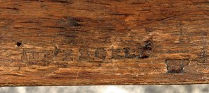 Detalj av en sen Ludvig XV-kommod, tredje kvartalet av 1700-talet (ormolu-monterad tulpanved, amarant, betsad fruktträ, marmor och parkett) (se även 714758)