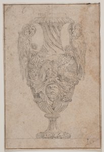 Dekorativ vas med två ugglor och ett huvud. Kopia efter Pl. 15 i sviten vaser ritade av Saly 1746, "Vasa a se inventa..." av Jacques Francois Joseph Saly