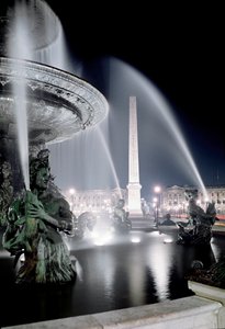 Utsikt över fontänen gjord av Jacques Ignace Hittorff och obelisken på Place de la Concorde i Paris.