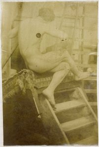 Studie av en manlig nakenmodell, sedd bakifrån och sittande på ett trappsteg i Jacques de Lalaings studio av Jacques Lalaing (attributed to)