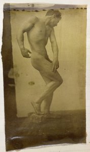 Studie av en manlig nakenmodell, stående och lätt böjd, sedd framifrån, i Jacques de Lalaings studio
