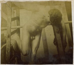 Studie av en manlig nakenmodell, framåtlutad i en träram, i Jacques de Lalaings studio av Jacques Lalaing (attributed to)