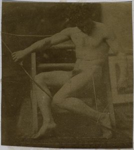Studie av en manlig nakenmodell sittande på ett trappsteg, sedd framifrån med ett rep och rosett i knäet, i Jacques de Lalaings studio av Jacques Lalaing (attributed to)