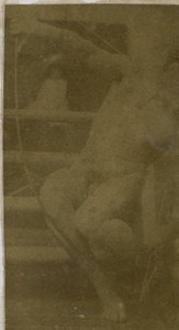 Studie av en manlig nakenmodell sittande på ett trappsteg, sedd framifrån med ett rep och rosett i knäet, i Jacques de Lalaings studio av Jacques Lalaing (attributed to)