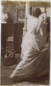Studie av en kvinnlig modell i draperi, sedd bakifrån, i Jacques de Lalaings studio av Jacques Lalaing (attributed to)