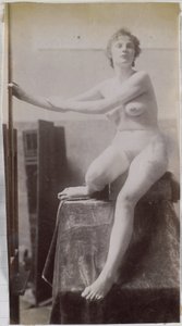 Studie av en kvinnlig nakenmodell, sittande och sedd framifrån, i Jacques de Lalaings studio, förstudie för Fernand Scribe-graven på kyrkogården i Gent