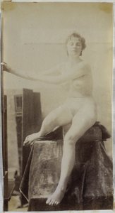 Studie av en kvinnlig nakenmodell, sittande på scenen bredvid staffli och sedd framifrån, i Jacques de Lalaings studio, förstudie för begravningsmonumentet Fernand Scribe på kyrkogården i Gent av Jacques Lalaing (attributed to)