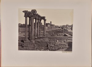 Översikt över Forum Romanum sedd från Kapitolium, med Saturnustemplets åtta kolonner i förgrunden och Colosseum i bakgrunden av James Anderson