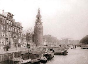 Pråmar på kanalen framför Montelbaanstoren, Amsterdam, 1898. av James Batkin