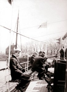 Båtpassagerare, Broek, Nederländerna, 1898. av James Batkin