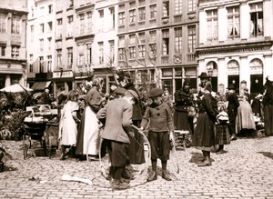 Pojkar med ringar på en marknad, Rotterdam, 1898. av James Batkin