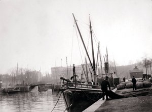 Kanalbåtar, Rotterdam, 1898. av James Batkin