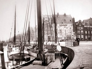 Kanalbåtar, Rotterdam, 1898. av James Batkin