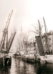 Kanalbro och båtar, Dordrecht, Nederländerna, 1898. av James Batkin