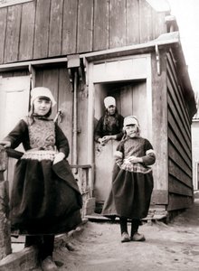 Flickor i traditionell klädsel, Marken Island, Nederländerna, 1898.