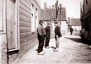 Män i traditionell dräkt, Broek, Nederländerna, 1898.
