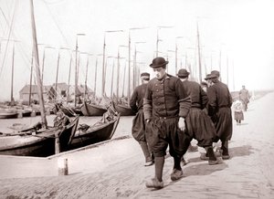 Män i traditionell klädsel, Marken Island, Nederländerna, 1898