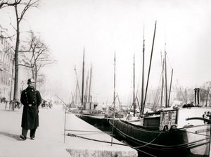 Polis vid en kanal, Rotterdam, 1898. av James Batkin